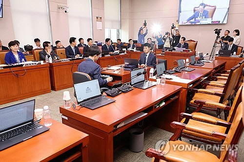 11일 오후 국회 법제사법위원회에서 김건희·채상병특검법이 야당 단독으로 통과되고 있다. 국민의힘 의원들은 법안 처리에 반발하며 표결 직전 퇴장했다. /연합뉴스